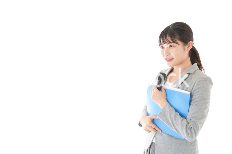 プレゼンテーション・司会をする若いビジネスウーマン