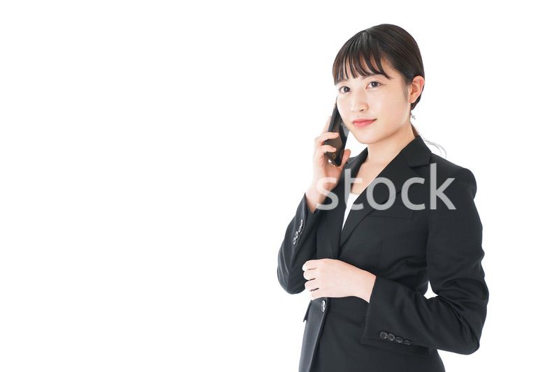 通話をするスーツを着たビジネスウーマン