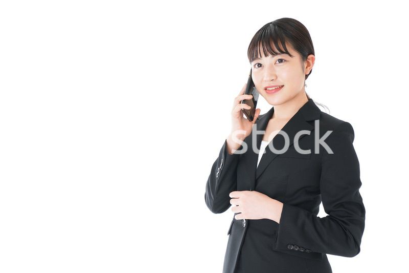 通話をするスーツを着たビジネスウーマン