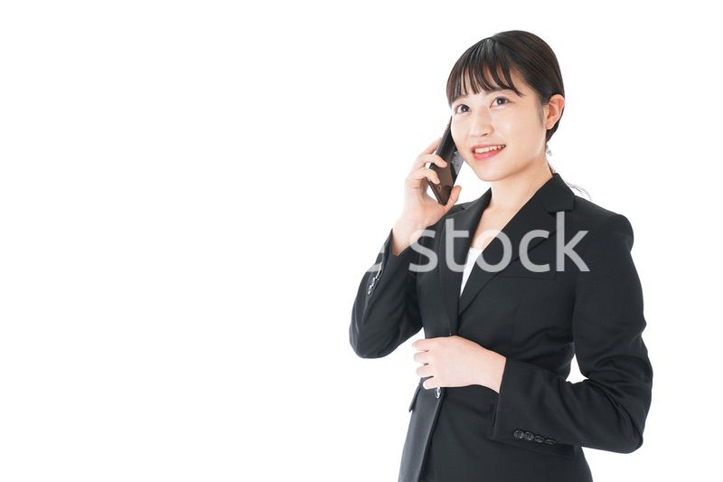 通話をするスーツを着たビジネスウーマン