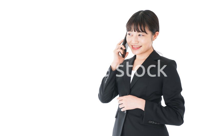 通話をするスーツを着たビジネスウーマン