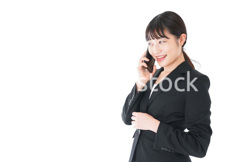 通話をするスーツを着たビジネスウーマン