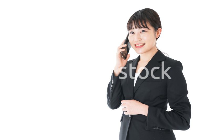 通話をするスーツを着たビジネスウーマン