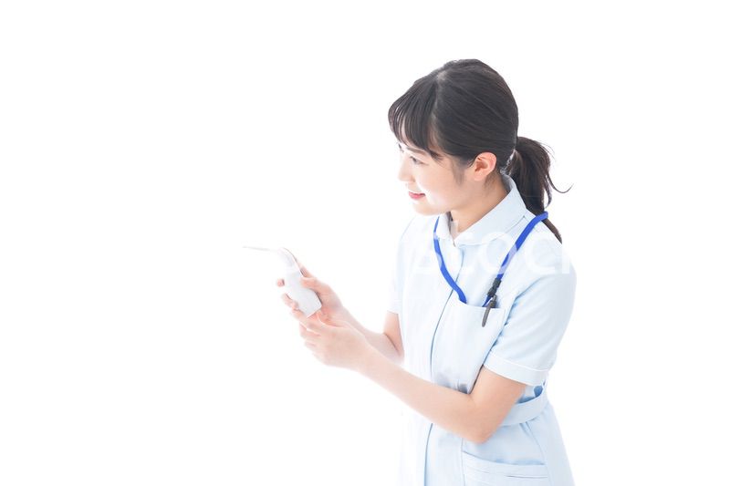 体温測定をする若い看護師