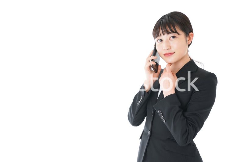 通話をするスーツを着たビジネスウーマン