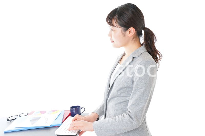デスクワークをするビジネスウーマン
