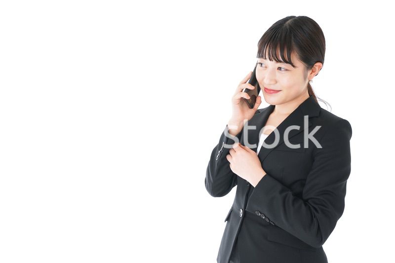 通話をするスーツを着たビジネスウーマン