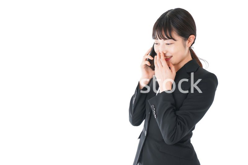 通話をするスーツを着たビジネスウーマン