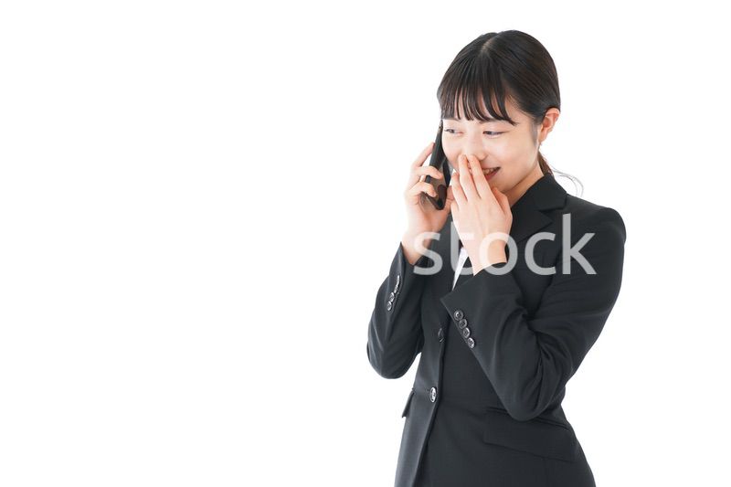 通話をするスーツを着たビジネスウーマン