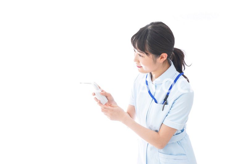 ナース服を着た若い笑顔の看護師