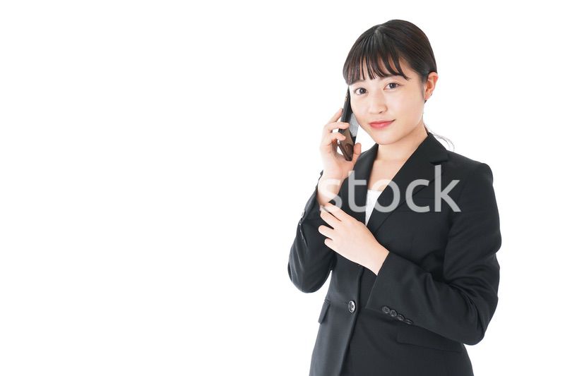 通話をするスーツを着たビジネスウーマン
