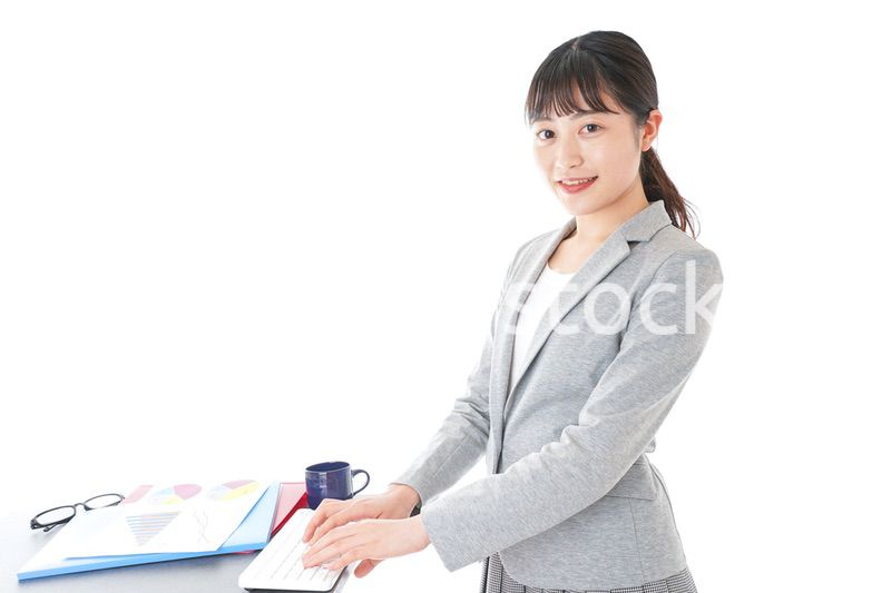 デスクワークをするビジネスウーマン