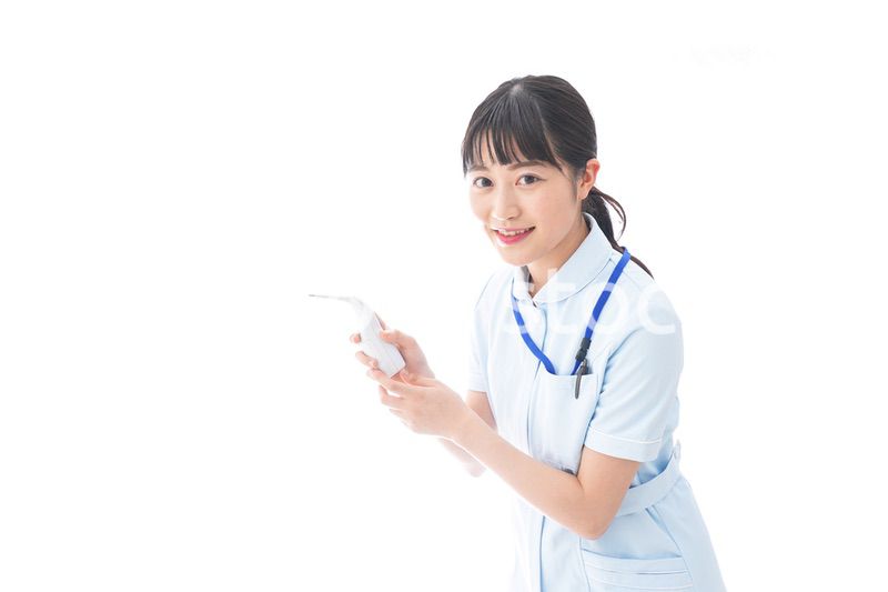 ナース服を着た若い笑顔の看護師