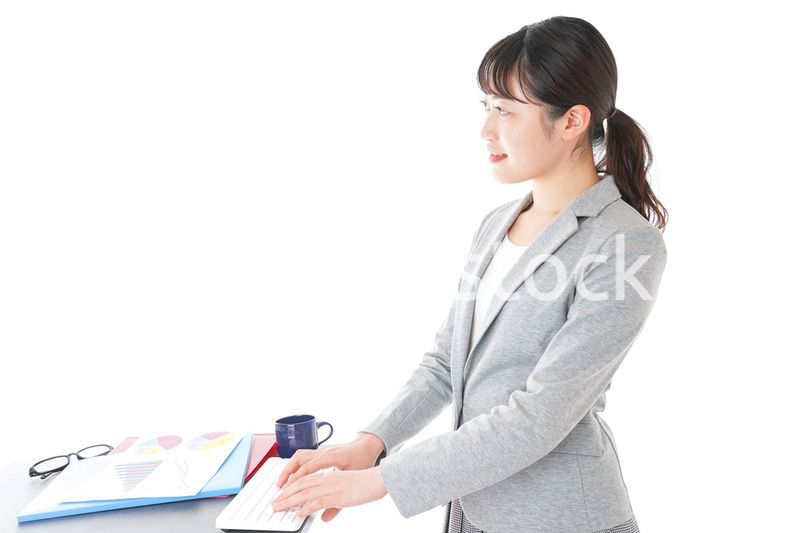 デスクワークをするビジネスウーマン