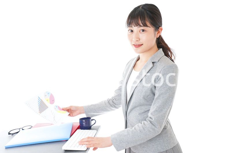 デスクワークをするビジネスウーマン