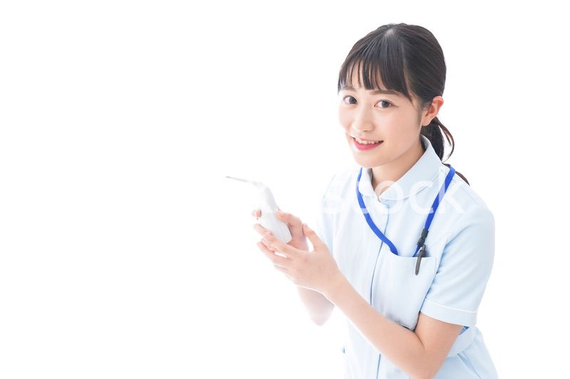 体温測定をする若い看護師