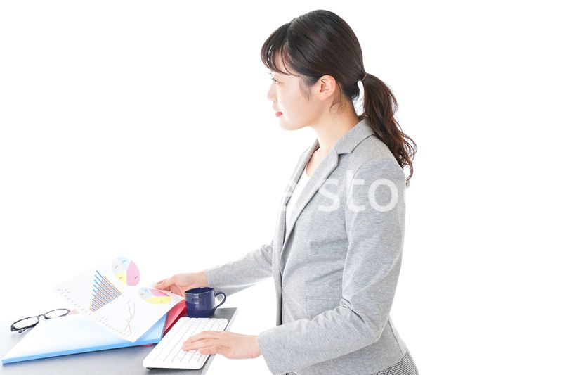 デスクワークをするビジネスウーマン