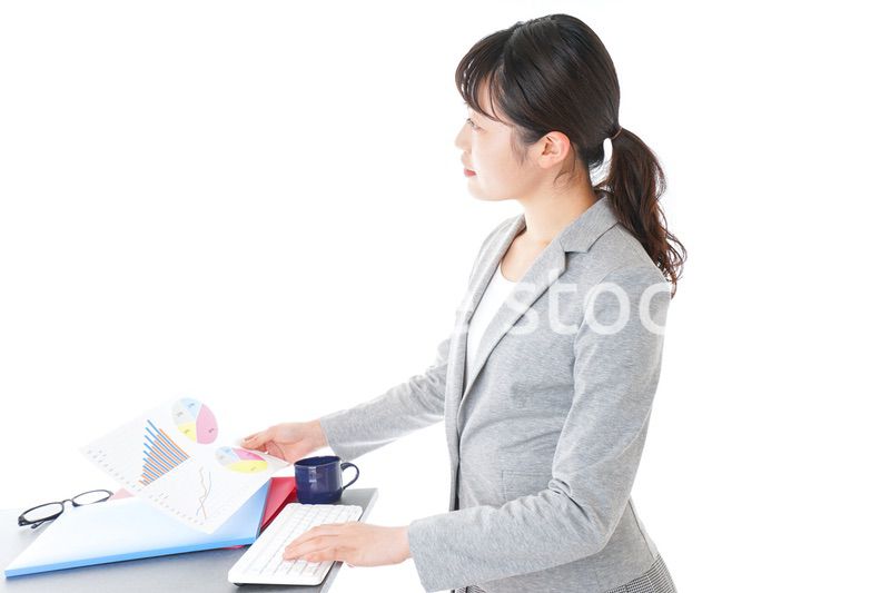 デスクワークをするビジネスウーマン