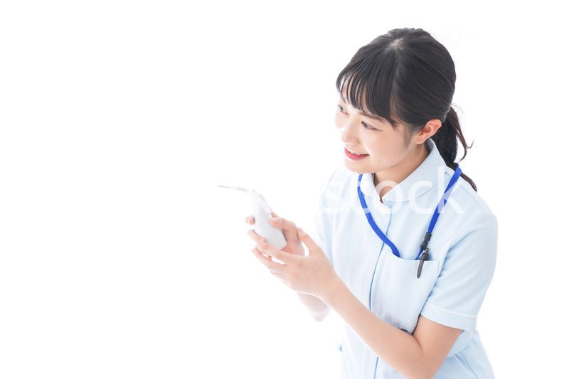 体温測定をする若い看護師