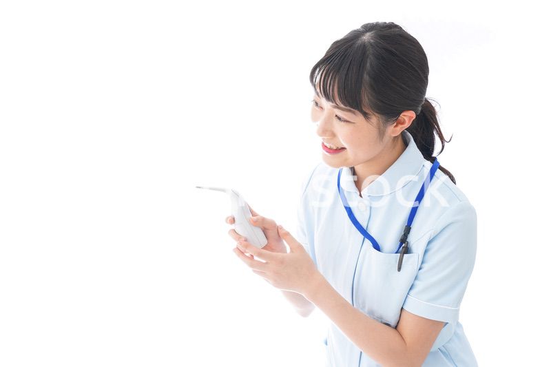 ナース服を着た若い笑顔の看護師