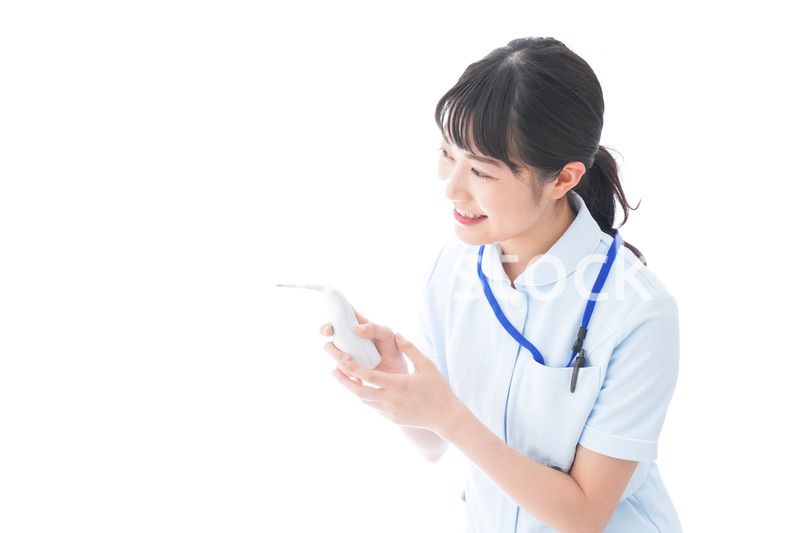 体温測定をする若い看護師