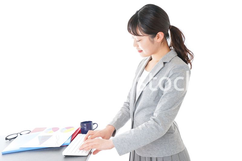 デスクワークをするビジネスウーマン