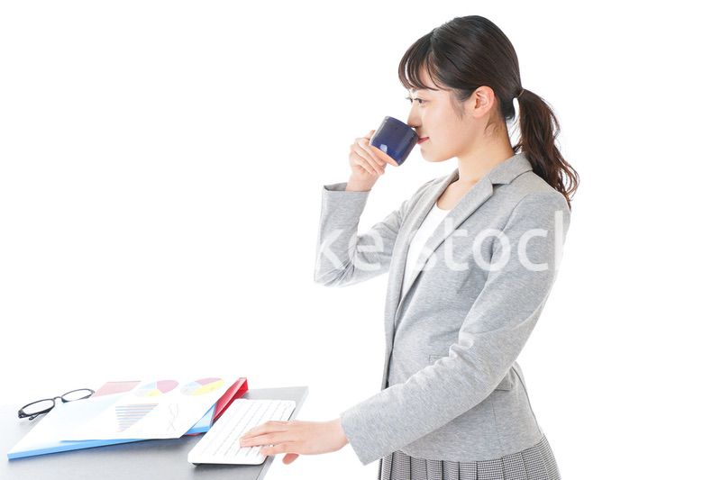 デスクワークをするビジネスウーマン