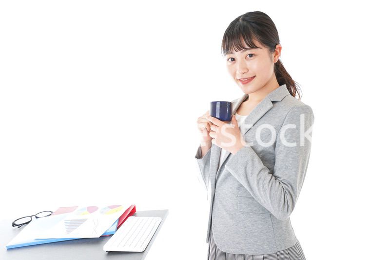 デスクワークをするビジネスウーマン