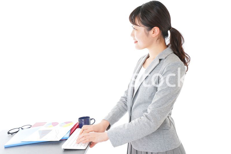 デスクワークをするビジネスウーマン