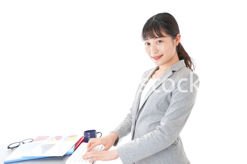 デスクワークをするビジネスウーマン
