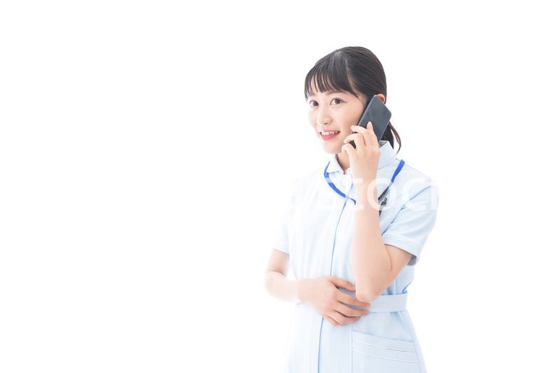 スマホを使う若い看護師