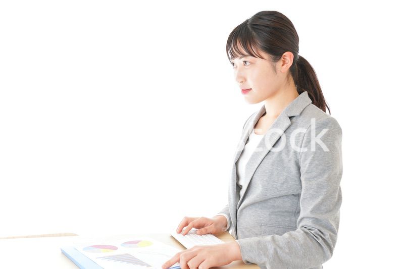 オフィスでデスクワークをする若いビジネスウーマン