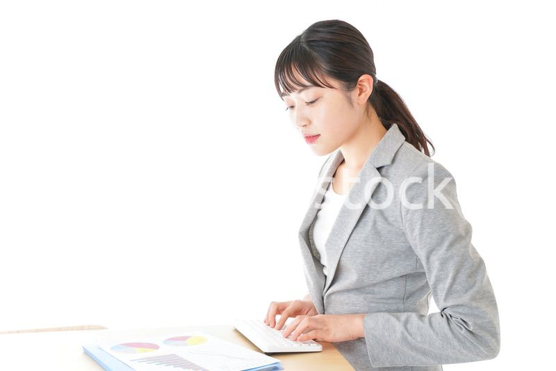 オフィスでデスクワークをする若いビジネスウーマン