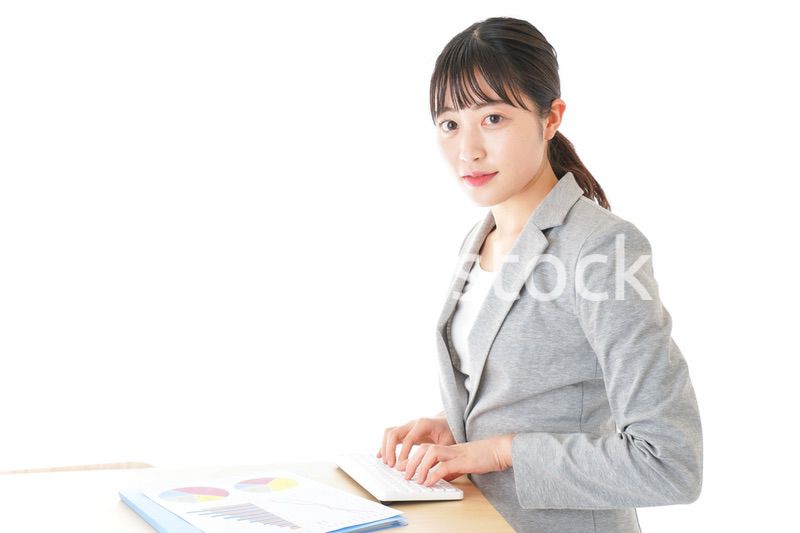 オフィスでデスクワークをする若いビジネスウーマン