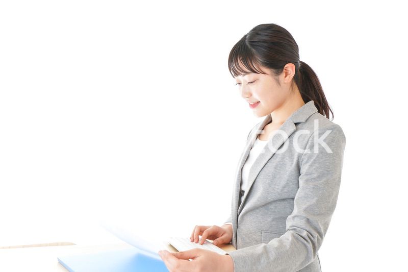 オフィスでデスクワークをする若いビジネスウーマン