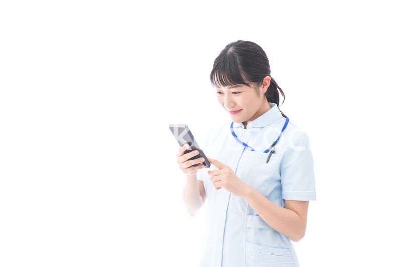 スマホを使う若い看護師