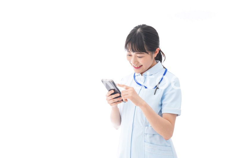 ナース服を着た若い笑顔の看護師