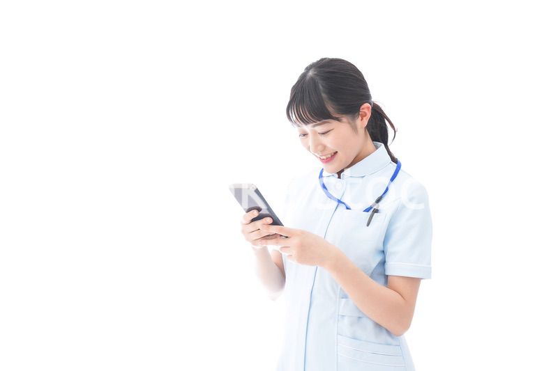 スマホを使う若い看護師
