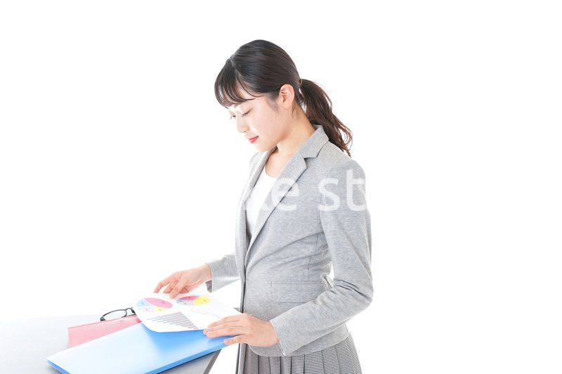 デスクワークをするビジネスウーマン