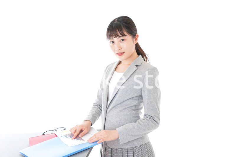 デスクワークをするビジネスウーマン