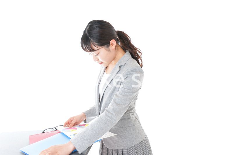 デスクワークをするビジネスウーマン