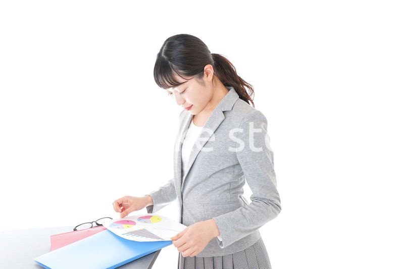 デスクワークをするビジネスウーマン