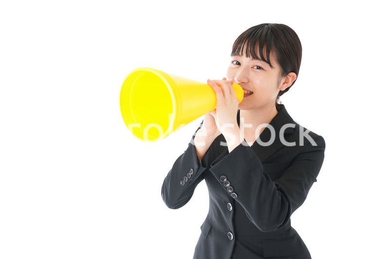 メガフォンで応援をするスーツを着たビジネスウーマン