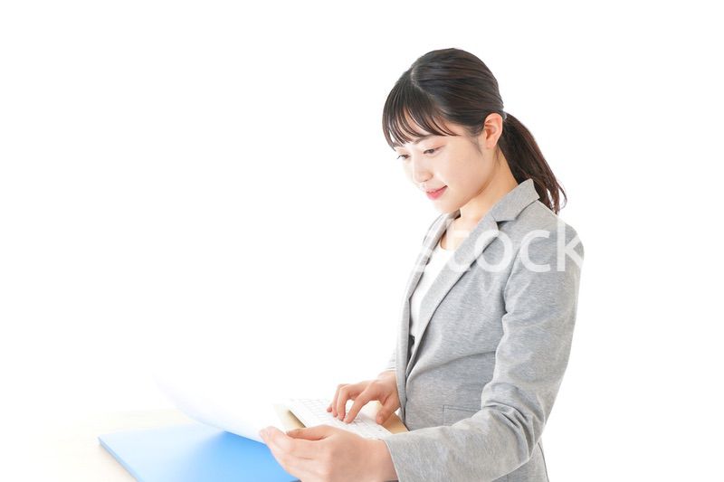 オフィスでデスクワークをする若いビジネスウーマン