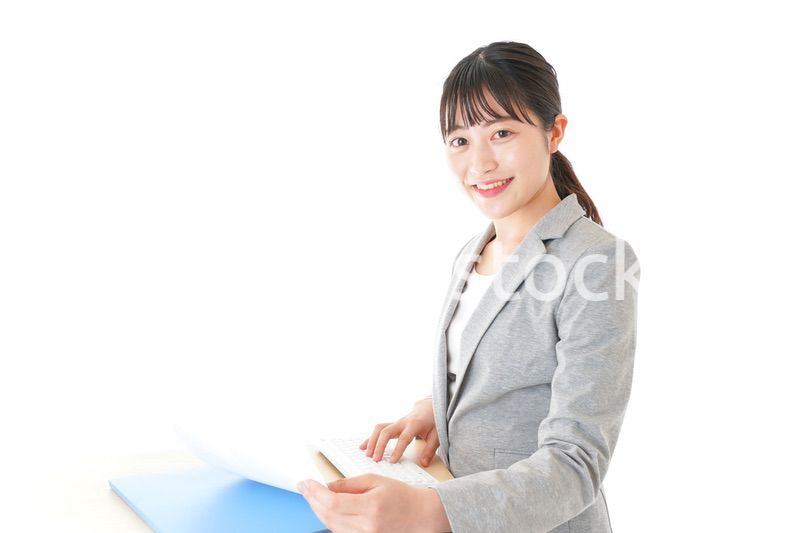 オフィスでデスクワークをする若いビジネスウーマン