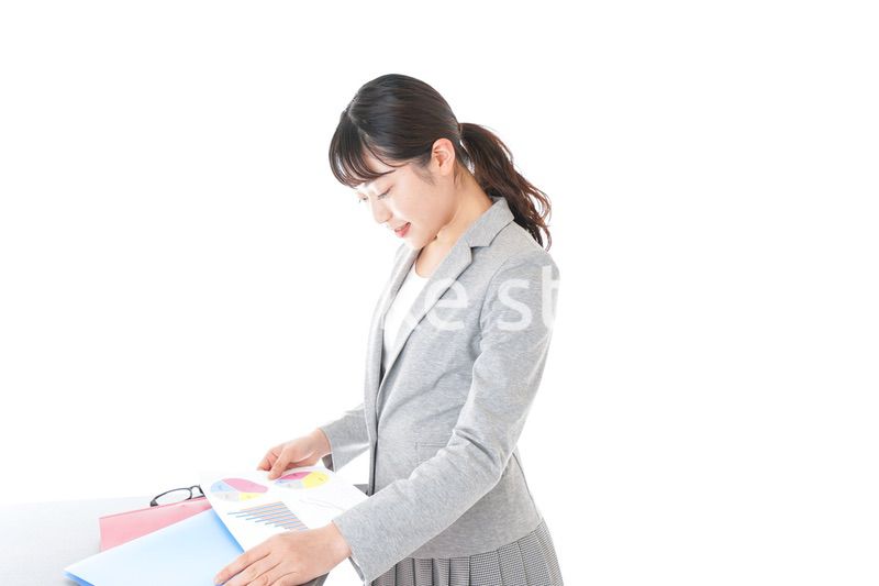 デスクワークをするビジネスウーマン