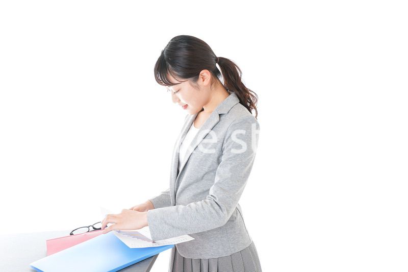 デスクワークをするビジネスウーマン