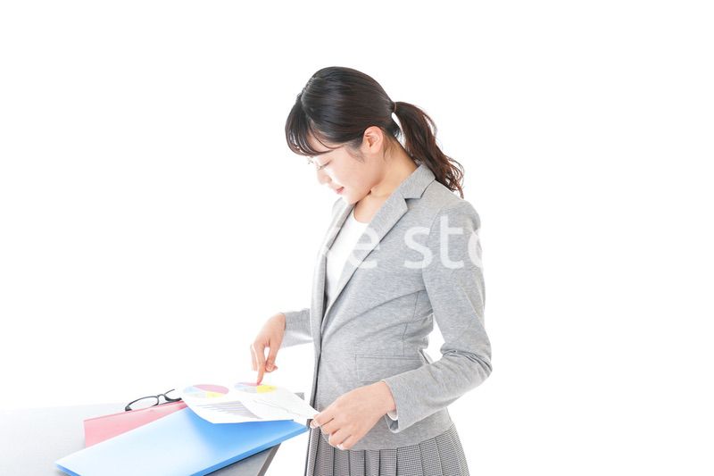 デスクワークをするビジネスウーマン