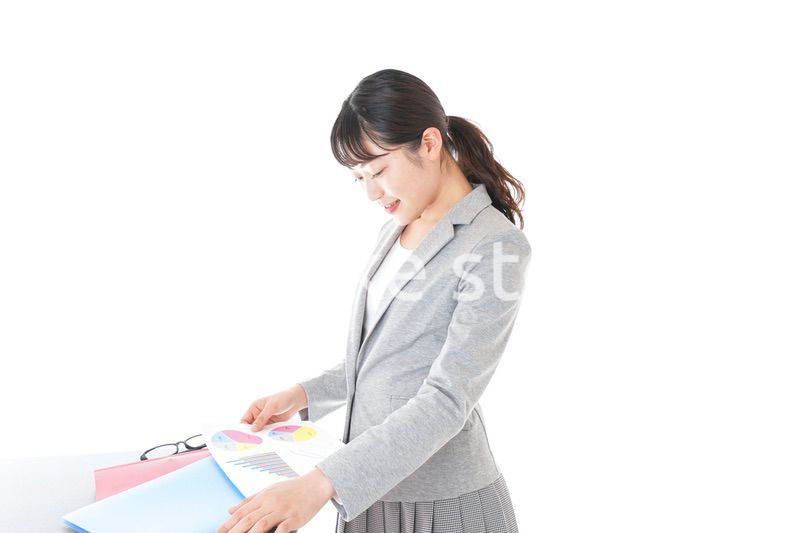 デスクワークをするビジネスウーマン