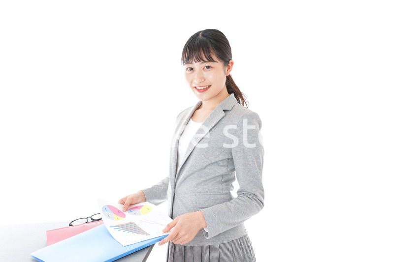 デスクワークをするビジネスウーマン